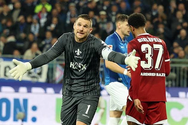 01.11.2025, xrekx, Fussball 2.Bundesliga, SV Darmstadt 98 - Arminia Bielefeld v.l. Marcel Schuhen (SV Darmstadt 98) Diskussion mit dem Linienrichter (DFL DFB REGULATIONS PROHIBIT ANY USE OF PHOTOGRAPHS as IMAGE SEQUENCES and or QUASI-VIDEO) Darmstadt