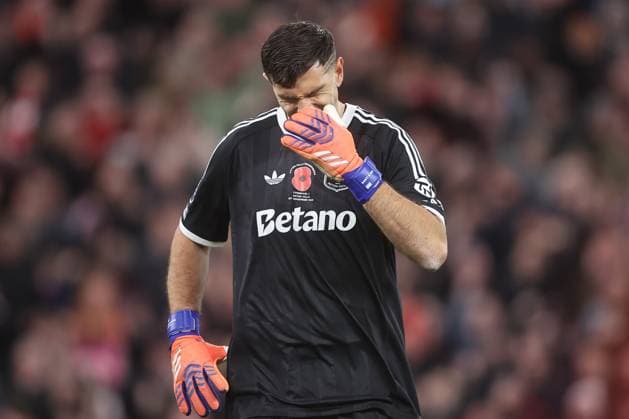 Liverpool v Aston Villa 01 November 2025, Liverpool - Premier League Football - Liverpool v Aston Villa. Emiliano Martinez of Aston Villa looks dejected after his mistake leads to Liverpool s first goal (photo by Daniel Chesterton) Liverpool UK Copyright: xDanielxChestertonxOffside