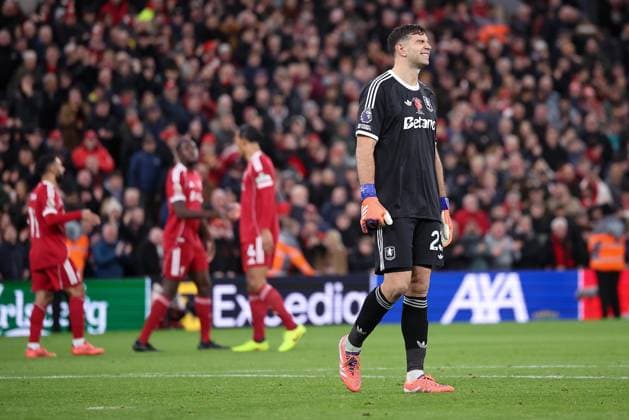 Liverpool v Aston Villa 01 November 2025, Liverpool - Premier League Football - Liverpool v Aston Villa. Emiliano Martinez of Aston Villa looks dejected after his mistake leads to Liverpool s first goal (photo by Daniel Chesterton) Liverpool UK Copyright: xDanielxChestertonxOffside