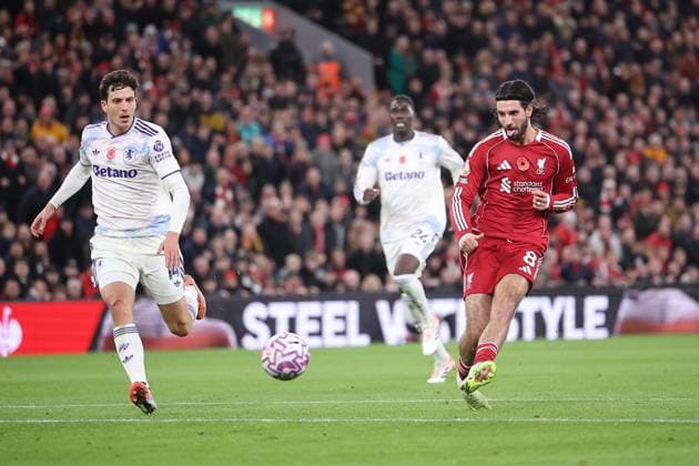 Liverpool v Aston Villa 01 November 2025, Liverpool - Premier League Football - Liverpool v Aston Villa. Dominik Szoboszlai of Liverpool misses chance (photo by Daniel Chesterton) Liverpool UK Copyright: xDanielxChestertonxOffside