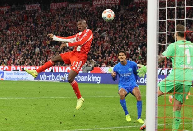 11 Nicolas Jackson (FCB) erzielt das Tor zum 2-0 gegen 1 Mark Flekken (Leverkusen) Fussball 1. BL FC Bayern München - Bayer 04 Leverkusen 01.11.2025 Allianz Arena FOTO: Mladen Lackovic LakoPress