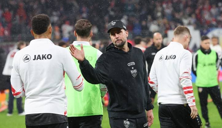 Leipzig ,, Fussball Bundesliga Saison 2025 2026 , RB Leipzig vs. VfB Stuttgart , Trainer Sebastian Hoeneß ( VfB ) Gemäß den Vorgaben der DFL Deutschen Fußball Liga ist es untersagt, in dem Stadion und oder vom Spiel angefertigte Fotoaufnahmen in Form von Sequenzbildern und oder videoähnlichen Fotostrecken zu verwerten bzw. verwerten zu lassen.