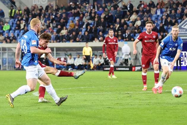 01.11.2025, xrekx, Fussball 2.Bundesliga, SV Darmstadt 98 - Arminia Bielefeld v.l. Torschuss zum 2:2 durch Maximilian Großer (Arminia Bielefeld) (DFL DFB REGULATIONS PROHIBIT ANY USE OF PHOTOGRAPHS as IMAGE SEQUENCES and or QUASI-VIDEO) Darmstadt
