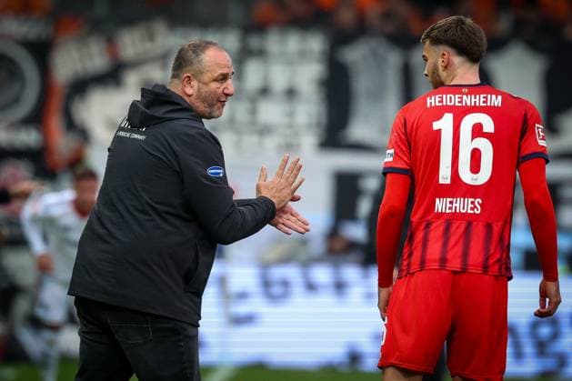 Cheftrainer Frank Schmidt (1FC Heidenheim 1846), links, mit Anweisungen an Julian Niehues 16 (1FC Heidenheim 1846), 1.FC Heidenheim 1846 vs. Eintracht Frankfurt, Fussball, Maenner, DFL, Bundesliga, Saison 2025 2026, Voith Arena, 9. Spieltag, 01.11.2025 Heidenheim Baden-Wuerttemberg Deutschland