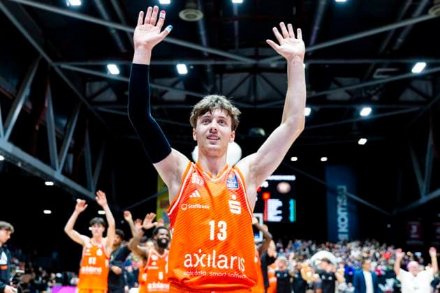 01.11.2025, xomx, Basketball easyCredit BBL Bundesliga, NINERS Chemnitz - Braunschweig Löwen v.l. Das Spiel ist vorbei. Die Niners aus Chemnitz gewinnen deutlich mit 93:75 gegen die Niedersachsen. Luca Kellig (Niners Chemnitz) Chemnitz
