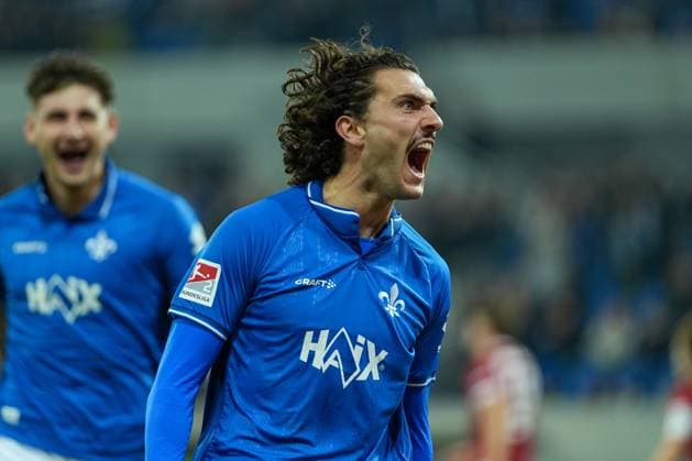 Fussball: 2. Bundesliga, 11. Spieltag, SV Darmstadt 98 - Arminia Bielefeld am 01.11.2025 in Darmstadt (Merck-Stadion am Böllenfalltor), Deutschland, Saison 2025 2026 DFL REGULATIONS PROHIBIT ANY USE OF PHOTOGRAPHS AS IMAGE SEQUENCES AND OR QUASI VIDEO: Fraser Hornby (9, SVD) jubelt nach seinem Treffer zum 1:0. Darmstadt Merck-Stadion am Böllenfalltor Deutschland