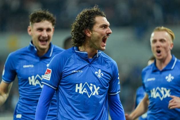 Fussball: 2. Bundesliga, 11. Spieltag, SV Darmstadt 98 - Arminia Bielefeld am 01.11.2025 in Darmstadt (Merck-Stadion am Böllenfalltor), Deutschland, Saison 2025 2026 DFL REGULATIONS PROHIBIT ANY USE OF PHOTOGRAPHS AS IMAGE SEQUENCES AND OR QUASI VIDEO: Fraser Hornby (9, SVD) jubelt nach seinem Treffer zum 1:0. Darmstadt Merck-Stadion am Böllenfalltor Deutschland