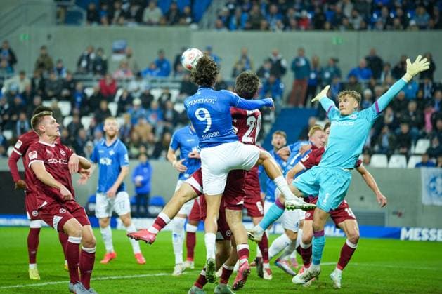 Fussball: 2. Bundesliga, 11. Spieltag, SV Darmstadt 98 - Arminia Bielefeld am 01.11.2025 in Darmstadt (Merck-Stadion am Böllenfalltor), Deutschland, Saison 2025 2026 DFL REGULATIONS PROHIBIT ANY USE OF PHOTOGRAPHS AS IMAGE SEQUENCES AND OR QUASI VIDEO: Strafraumszene in der Fraser Hornby (9, SVD) zum Kopfball kommt. Darmstadt Merck-Stadion am Böllenfalltor Deutschland