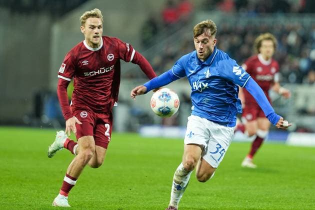 Fussball: 2. Bundesliga, 11. Spieltag, SV Darmstadt 98 - Arminia Bielefeld am 01.11.2025 in Darmstadt (Merck-Stadion am Böllenfalltor), Deutschland, Saison 2025 2026 DFL REGULATIONS PROHIBIT ANY USE OF PHOTOGRAPHS AS IMAGE SEQUENCES AND OR QUASI VIDEO: Killian Julian Corredor (34, SVD) im Zweikampf mit Tim Handwerker (29, DSC). Darmstadt Merck-Stadion am Böllenfalltor Deutschland