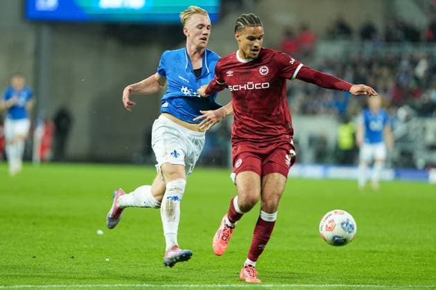Fussball: 2. Bundesliga, 11. Spieltag, SV Darmstadt 98 - Arminia Bielefeld am 01.11.2025 in Darmstadt (Merck-Stadion am Böllenfalltor), Deutschland, Saison 2025 2026 DFL REGULATIONS PROHIBIT ANY USE OF PHOTOGRAPHS AS IMAGE SEQUENCES AND OR QUASI VIDEO: Joel Rasmus Felix (3, DSC) im Zweikampf mit Isac Lidberg (7, SVD). Darmstadt Merck-Stadion am Böllenfalltor Deutschland
