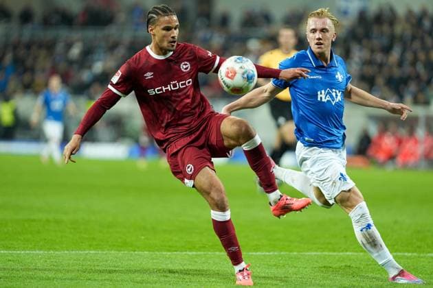 Fussball: 2. Bundesliga, 11. Spieltag, SV Darmstadt 98 - Arminia Bielefeld am 01.11.2025 in Darmstadt (Merck-Stadion am Böllenfalltor), Deutschland, Saison 2025 2026 DFL REGULATIONS PROHIBIT ANY USE OF PHOTOGRAPHS AS IMAGE SEQUENCES AND OR QUASI VIDEO: Joel Rasmus Felix (3, DSC) im Zweikampf mit Isac Lidberg (7, SVD). Darmstadt Merck-Stadion am Böllenfalltor Deutschland
