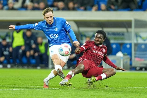 Fussball: 2. Bundesliga, 11. Spieltag, SV Darmstadt 98 - Arminia Bielefeld am 01.11.2025 in Darmstadt (Merck-Stadion am Böllenfalltor), Deutschland, Saison 2025 2026 DFL REGULATIONS PROHIBIT ANY USE OF PHOTOGRAPHS AS IMAGE SEQUENCES AND OR QUASI VIDEO: Schuss von Luca Marseiler (8, SVD) wird von Benjamin Bediako Boakye (27, DSC) geblockt. Darmstadt Merck-Stadion am Böllenfalltor Deutschland