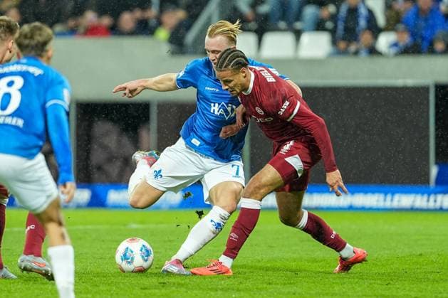 Fussball: 2. Bundesliga, 11. Spieltag, SV Darmstadt 98 - Arminia Bielefeld am 01.11.2025 in Darmstadt (Merck-Stadion am Böllenfalltor), Deutschland, Saison 2025 2026 DFL REGULATIONS PROHIBIT ANY USE OF PHOTOGRAPHS AS IMAGE SEQUENCES AND OR QUASI VIDEO: Isac Lidberg (7, SVD) schießt aufs Tor. Darmstadt Merck-Stadion am Böllenfalltor Deutschland