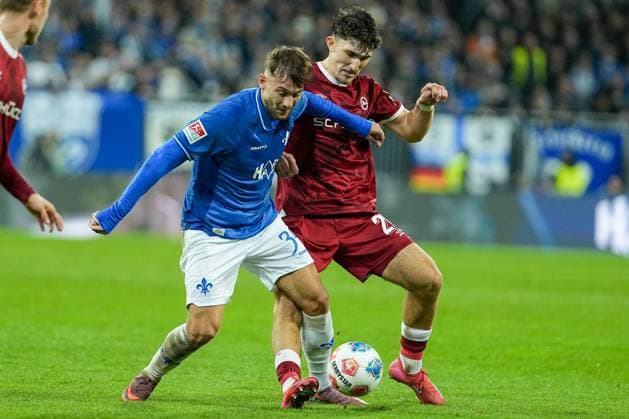 Fussball: 2. Bundesliga, 11. Spieltag, SV Darmstadt 98 - Arminia Bielefeld am 01.11.2025 in Darmstadt (Merck-Stadion am Böllenfalltor), Deutschland, Saison 2025 2026 DFL REGULATIONS PROHIBIT ANY USE OF PHOTOGRAPHS AS IMAGE SEQUENCES AND OR QUASI VIDEO: Killian Julian Corredor (34, SVD) im Zweikampf mit Florian Micheler (20, DSC). Darmstadt Merck-Stadion am Böllenfalltor Deutschland