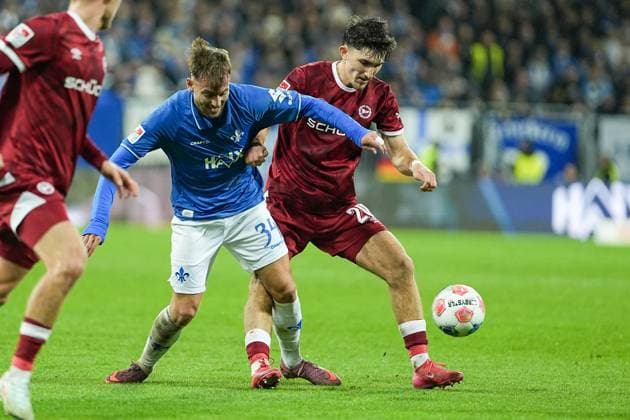 Fussball: 2. Bundesliga, 11. Spieltag, SV Darmstadt 98 - Arminia Bielefeld am 01.11.2025 in Darmstadt (Merck-Stadion am Böllenfalltor), Deutschland, Saison 2025 2026 DFL REGULATIONS PROHIBIT ANY USE OF PHOTOGRAPHS AS IMAGE SEQUENCES AND OR QUASI VIDEO: Killian Julian Corredor (34, SVD) im Zweikampf mit Florian Micheler (20, DSC). Darmstadt Merck-Stadion am Böllenfalltor Deutschland