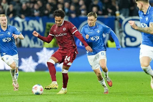 Fussball: 2. Bundesliga, 11. Spieltag, SV Darmstadt 98 - Arminia Bielefeld am 01.11.2025 in Darmstadt (Merck-Stadion am Böllenfalltor), Deutschland, Saison 2025 2026 DFL REGULATIONS PROHIBIT ANY USE OF PHOTOGRAPHS AS IMAGE SEQUENCES AND OR QUASI VIDEO: Monju Thaddaus Momuluh (14, DSC) im Zweikampf mit Luca Marseiler (8, SVD). Darmstadt Merck-Stadion am Böllenfalltor Deutschland