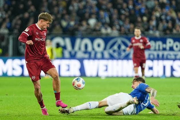 Fussball: 2. Bundesliga, 11. Spieltag, SV Darmstadt 98 - Arminia Bielefeld am 01.11.2025 in Darmstadt (Merck-Stadion am Böllenfalltor), Deutschland, Saison 2025 2026 DFL REGULATIONS PROHIBIT ANY USE OF PHOTOGRAPHS AS IMAGE SEQUENCES AND OR QUASI VIDEO: Joel Growsowski (11, DSC) im Zweikampf mit Matej Maglica (5, SVD). Darmstadt Merck-Stadion am Böllenfalltor Deutschland