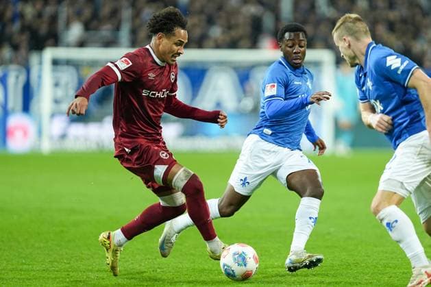 Fussball: 2. Bundesliga, 11. Spieltag, SV Darmstadt 98 - Arminia Bielefeld am 01.11.2025 in Darmstadt (Merck-Stadion am Böllenfalltor), Deutschland, Saison 2025 2026 DFL REGULATIONS PROHIBIT ANY USE OF PHOTOGRAPHS AS IMAGE SEQUENCES AND OR QUASI VIDEO: Monju Thaddaus Momuluh (14, DSC) im Zweikampf mit Matondo-Merveille Papela (21, SVD), Fabian Holland (32, SVD) kommt zur Hilfe. Darmstadt Merck-Stadion am Böllenfalltor Deutschland