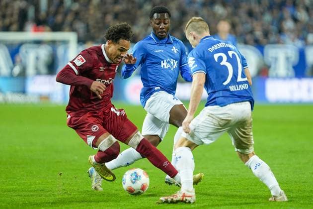 Fussball: 2. Bundesliga, 11. Spieltag, SV Darmstadt 98 - Arminia Bielefeld am 01.11.2025 in Darmstadt (Merck-Stadion am Böllenfalltor), Deutschland, Saison 2025 2026 DFL REGULATIONS PROHIBIT ANY USE OF PHOTOGRAPHS AS IMAGE SEQUENCES AND OR QUASI VIDEO: Monju Thaddaus Momuluh (14, DSC) im Zweikampf mit Matondo-Merveille Papela (21, SVD), Fabian Holland (32, SVD) kommt zur Hilfe. Darmstadt Merck-Stadion am Böllenfalltor Deutschland