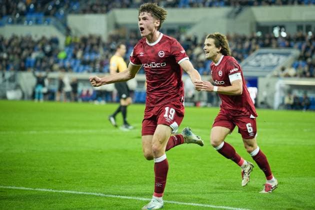 Fussball: 2. Bundesliga, 11. Spieltag, SV Darmstadt 98 - Arminia Bielefeld am 01.11.2025 in Darmstadt (Merck-Stadion am Böllenfalltor), Deutschland, Saison 2025 2026 DFL REGULATIONS PROHIBIT ANY USE OF PHOTOGRAPHS AS IMAGE SEQUENCES AND OR QUASI VIDEO: Maximilian Großer (19, DSC) jubelt nach seinem Treffer zum 2:2 mit ihm jubelt Mael Vincent Lawrence Corboz (6, DSC). Darmstadt Merck-Stadion am Böllenfalltor Deutschland