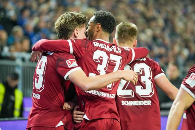 Fussball: 2. Bundesliga, 11. Spieltag, SV Darmstadt 98 - Arminia Bielefeld am 01.11.2025 in Darmstadt (Merck-Stadion am Böllenfalltor), Deutschland, Saison 2025 2026 DFL REGULATIONS PROHIBIT ANY USE OF PHOTOGRAPHS AS IMAGE SEQUENCES AND OR QUASI VIDEO: Kollektiver Jubel nach dem Tor von Maximilian Großer (19, DSC) zum 2:2. Darmstadt Merck-Stadion am Böllenfalltor Deutschland
