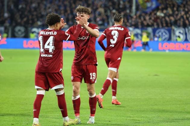 01.11.2025, xrekx, Fussball 2.Bundesliga, SV Darmstadt 98 - Arminia Bielefeld v.l. Torjubel nach dem Tor zum celebrating the goal celebrate 2:2 durch Maximilian Großer (Arminia Bielefeld) mit Monju Momuluh (Arminia Bielefeld) (DFL DFB REGULATIONS PROHIBIT ANY USE OF PHOTOGRAPHS as IMAGE SEQUENCES and or QUASI-VIDEO) Darmstadt