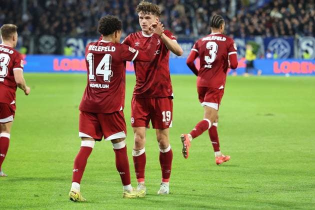 01.11.2025, xrekx, Fussball 2.Bundesliga, SV Darmstadt 98 - Arminia Bielefeld v.l. Torjubel nach dem Tor zum celebrating the goal celebrate 2:2 durch Maximilian Großer (Arminia Bielefeld) mit Monju Momuluh (Arminia Bielefeld) (DFL DFB REGULATIONS PROHIBIT ANY USE OF PHOTOGRAPHS as IMAGE SEQUENCES and or QUASI-VIDEO) Darmstadt