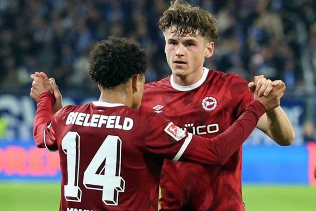 01.11.2025, xrekx, Fussball 2.Bundesliga, SV Darmstadt 98 - Arminia Bielefeld v.l. Torjubel nach dem Tor zum celebrating the goal celebrate 2:2 durch Maximilian Großer (Arminia Bielefeld) mit Monju Momuluh (Arminia Bielefeld) (DFL DFB REGULATIONS PROHIBIT ANY USE OF PHOTOGRAPHS as IMAGE SEQUENCES and or QUASI-VIDEO) Darmstadt