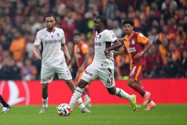 Galatasaray v Trabzonspor Turkish Super League Christ Inao OulaÃ¯ of Trabzonspor controls the ball during the Turkish Super League match between Galatasaray and Trabzonspor at the Rems Park Stadium on November 1, 2025 in Istanbul, Turkey. (Photo by Gokhan Taner Middle East Images) Istanbul Istanbul Türkiye Copyright: xGokhanxTanerx