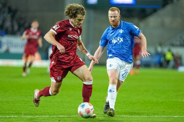 Fussball: 2. Bundesliga, 11. Spieltag, SV Darmstadt 98 - Arminia Bielefeld am 01.11.2025 in Darmstadt (Merck-Stadion am Böllenfalltor), Deutschland, Saison 2025 2026 DFL REGULATIONS PROHIBIT ANY USE OF PHOTOGRAPHS AS IMAGE SEQUENCES AND OR QUASI VIDEO: Mael Vincent Lawrence Corboz (6, DSC) im Zweikampf mit Paul Will (28, SVD). Darmstadt Merck-Stadion am Böllenfalltor Deutschland