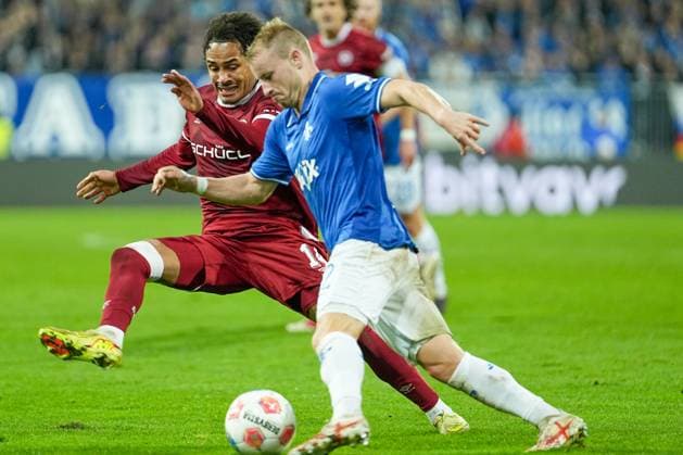 Fussball: 2. Bundesliga, 11. Spieltag, SV Darmstadt 98 - Arminia Bielefeld am 01.11.2025 in Darmstadt (Merck-Stadion am Böllenfalltor), Deutschland, Saison 2025 2026 DFL REGULATIONS PROHIBIT ANY USE OF PHOTOGRAPHS AS IMAGE SEQUENCES AND OR QUASI VIDEO: Fabian Holland (32, SVD) im Zweikampf mit Monju Thaddaus Momuluh (14, DSC). Darmstadt Merck-Stadion am Böllenfalltor Deutschland