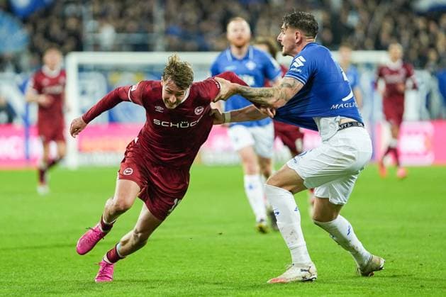 Fussball: 2. Bundesliga, 11. Spieltag, SV Darmstadt 98 - Arminia Bielefeld am 01.11.2025 in Darmstadt (Merck-Stadion am Böllenfalltor), Deutschland, Saison 2025 2026 DFL REGULATIONS PROHIBIT ANY USE OF PHOTOGRAPHS AS IMAGE SEQUENCES AND OR QUASI VIDEO: Joel Growsowski (11, DSC) im Zweikampf mit Matej Maglica (5, SVD). Darmstadt Merck-Stadion am Böllenfalltor Deutschland