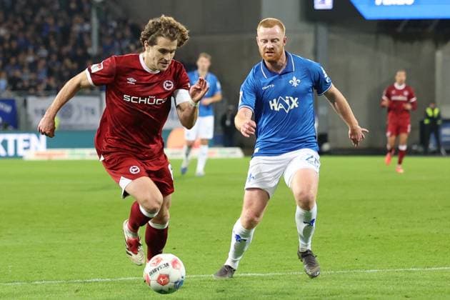 01.11.2025, xrekx, Fussball 2.Bundesliga, SV Darmstadt 98 - Arminia Bielefeld v.l. Mael Corboz (Arminia Bielefeld) Paul Will (SV Darmstadt 98) Zweikampf, Aktion, action, battle for the ball (DFL DFB REGULATIONS PROHIBIT ANY USE OF PHOTOGRAPHS as IMAGE SEQUENCES and or QUASI-VIDEO) Darmstadt