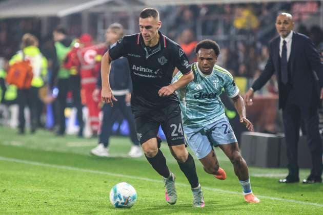 November 1, 2025, Cremona: Filippo Terracciano of US Cremonese competes for the ball with Lois Openda of Juventus FC during the italian soccer Serie A match between US Cremonesee vs Juventus FC on November 01, 2025 at the Renato Zini stadium in Cremona, Italy. ANSA . Soccer: Serie A; Cremonese Vs Juventus  - ZUMAa110 20251101_zaf_a110_040 Copyright: xDavidexCasentinix