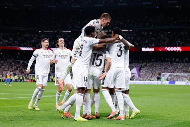 November 1, 2025, Madrid, Madrid, Spain: Kylian Mbappe of Real Madrid CF celebrates a goal with teammates during the Spanish League, LaLiga EA Sports, football match played between Real Madrid C.F. and Valencia CF at Santiago Bernabeu stadium on November 1, 2025, in Madrid, Spain. Madrid Spain - ZUMAa181 20251101_zaa_a181_326 Copyright: xDennisxAgyemanx