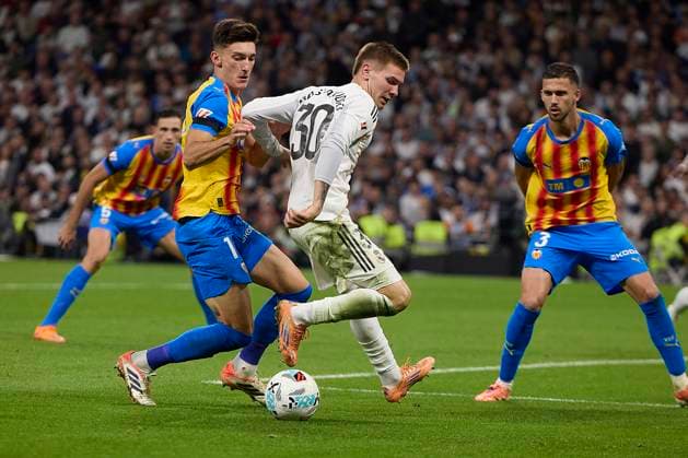 Franco Mastantuono (Real Madrid CF) and Pepelu (Valencia CF) battle for the ball during the LaLiga EA Sports match between Real Madrid v Valencia CF at Santiago BernabÃ u on November 1, 2025 in Madrid, Spain. (Photo by Manu Reino DeFodi Images) Franco Mastantuono Real Madrid CF and Pepelu Valencia CF battle for the ball during the LaLiga EA Sports match between Real Madrid v Valencia CF at Santiago BernabÃ u on November 1, 2025 in Madrid, Spain Photo by Manu Reino DeFodi Images