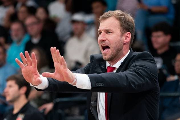 Anton Gavel (BMA365 Bamberg Baskets, Trainer) gibt Spieler Anweisungen, Geste, Einzelbild, Einzelfoto, Portrait, Portraet, Freisteller, GER, Veolia Towers Hamburg vs BMA365 Bamberg Baskets, Basketball, Bundesliga, Spieltag 6, Saison 2025 2026, 01.11.2025 GER, Veolia Towers Hamburg vs BMA365 Bamberg Baskets, Basketball, Bundesliga, Spieltag 6, Saison 2025 2026, 01.11.2025 Hamburg Copyright: xEibner-Pressefoto MaxxVincenx EP_MVN