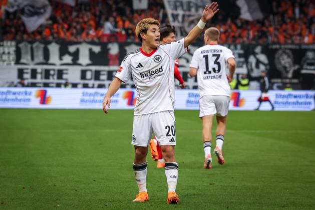 Ritsu Doan 20 (Eintracht Frankfurt) gestikuliert mit einem Mitspieler, 1.FC Heidenheim 1846 vs. Eintracht Frankfurt, Fussball, Maenner, DFL, Bundesliga, Saison 2025 2026, Voith Arena, 9. Spieltag, 01.11.2025 Heidenheim Baden-Wuerttemberg Deutschland