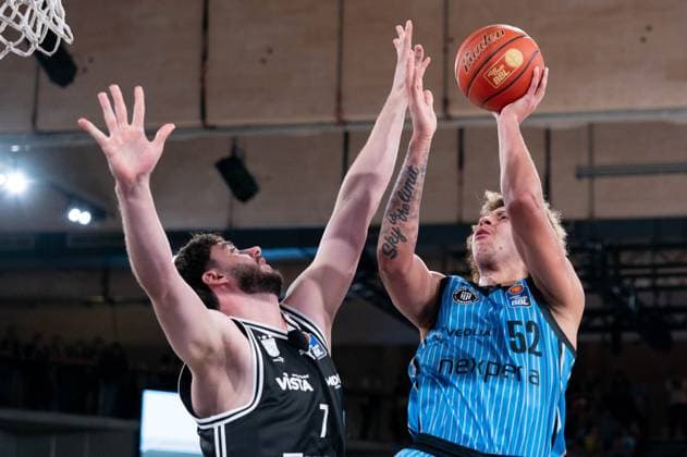 Zacharie Perrin (Veolia Towers Hamburg, 52) beim Korbleger gegen Finn Doentgens (BMA365 Bamberg Baskets, 07), GER, Veolia Towers Hamburg vs BMA365 Bamberg Baskets, Basketball, Bundesliga, Spieltag 6, Saison 2025 2026, 01.11.2025 GER, Veolia Towers Hamburg vs BMA365 Bamberg Baskets, Basketball, Bundesliga, Spieltag 6, Saison 2025 2026, 01.11.2025 Hamburg Copyright: xEibner-Pressefoto MaxxVincenx EP_MVN