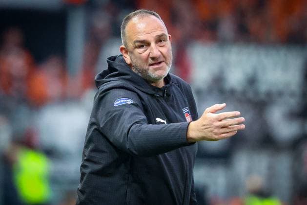 Cheftrainer Frank Schmidt (1FC Heidenheim 1846) gestikuliert, gibt energisch Anweisungen, 1.FC Heidenheim 1846 vs. Eintracht Frankfurt, Fussball, Maenner, DFL, Bundesliga, Saison 2025 2026, Voith Arena, 9. Spieltag, 01.11.2025 Heidenheim Baden-Wuerttemberg Deutschland