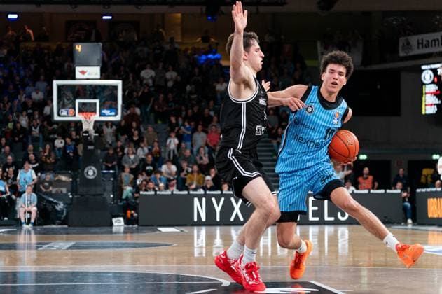 Nelson Martin (Veolia Towers Hamburg, 10) im Dribbling gegen Adrian Petkovic (BMA365 Bamberg Baskets, 15), GER, Veolia Towers Hamburg vs BMA365 Bamberg Baskets, Basketball, Bundesliga, Spieltag 6, Saison 2025 2026, 01.11.2025 GER, Veolia Towers Hamburg vs BMA365 Bamberg Baskets, Basketball, Bundesliga, Spieltag 6, Saison 2025 2026, 01.11.2025 Hamburg Copyright: xEibner-Pressefoto MaxxVincenx EP_MVN