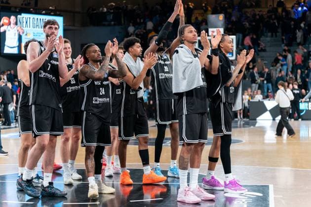 Bamberg jubelt Jubel nach Sieg Spielende, Finn Doentgens (BMA365 Bamberg Baskets, 07), Patrick Heckmann (BMA365 Bamberg Baskets, 33), Cobe Williams (BMA365 Bamberg Baskets, 24), Ibrahim Watson-Boye (BMA365 Bamberg Baskets, 02), Ejiofor Onu (BMA365 Bamberg Baskets, 35), Demarcus Demonia (BMA365 Bamberg Baskets, 08), Austin Crowley (BMA365 Bamberg Baskets, 85), GER, Veolia Towers Hamburg vs BMA365 Bamberg Baskets, Basketball, Bundesliga, Spieltag 6, Saison 2025 2026, 01.11.2025 GER, Veolia Towers Hamburg vs BMA365 Bamberg Baskets, Basketball, Bundesliga, Spieltag 6, Saison 2025 2026, 01.11.2025 Hamburg Copyright: xEibner-Pressefoto MaxxVincenx EP_MVN