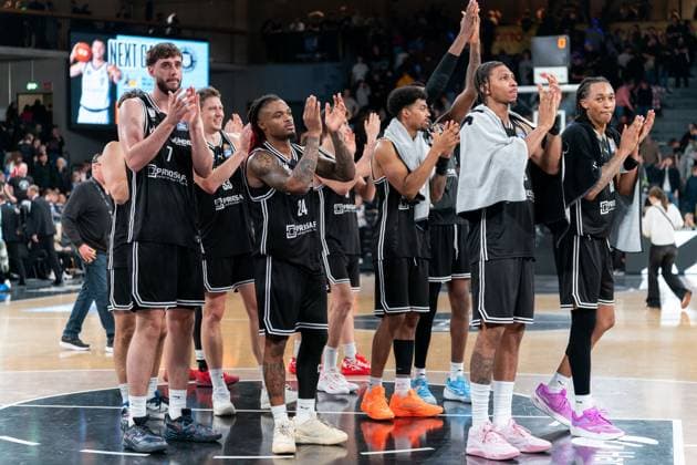 Bamberg jubelt Jubel nach Sieg Spielende, Finn Doentgens (BMA365 Bamberg Baskets, 07), Patrick Heckmann (BMA365 Bamberg Baskets, 33), Cobe Williams (BMA365 Bamberg Baskets, 24), Ibrahim Watson-Boye (BMA365 Bamberg Baskets, 02), Ejiofor Onu (BMA365 Bamberg Baskets, 35), Demarcus Demonia (BMA365 Bamberg Baskets, 08), Austin Crowley (BMA365 Bamberg Baskets, 85), GER, Veolia Towers Hamburg vs BMA365 Bamberg Baskets, Basketball, Bundesliga, Spieltag 6, Saison 2025 2026, 01.11.2025 GER, Veolia Towers Hamburg vs BMA365 Bamberg Baskets, Basketball, Bundesliga, Spieltag 6, Saison 2025 2026, 01.11.2025 Hamburg Copyright: xEibner-Pressefoto MaxxVincenx EP_MVN