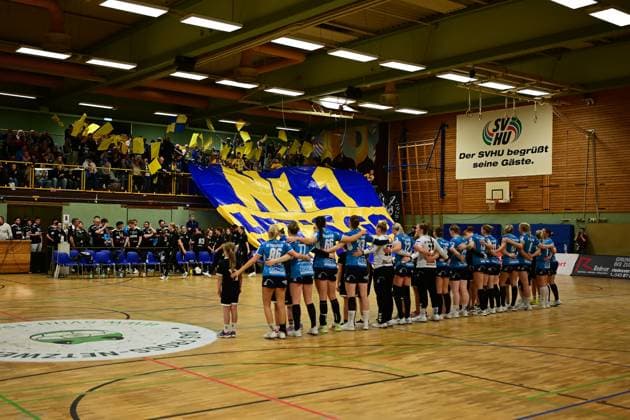 Handball I Frauen I Saison 2025-2026 I 3. Liga Nord I 7. Spieltag I SV Henstedt-Ulzburg - SV Todesfelde I 01.11.2025 Symbol, Symbolfoto, Symbolbild, Sinnbild, Bildsymbol, Darstellung, Signum, Beispielbild, Musterbild, Referenzbild, Beispielfoto, Stockfoto, Archivaufnahme, Demonstrationsfoto, Vergleichsbild: Die SV Todesfelde Frauen im Vordergrund, dahinter die Fans Henstedt-Ulzburg Alstergymnasium Henstedt-Ulzburg Schleswig Holstein Deutschland Copyright: xLobeca FelixxSchlikisx