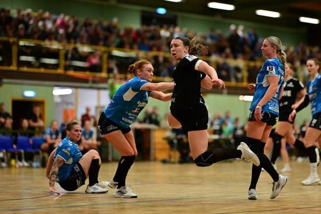 Handball I Frauen I Saison 2025-2026 I 3. Liga Nord I 7. Spieltag I SV Henstedt-Ulzburg - SV Todesfelde I 01.11.2025 Janne Lisa Hübner (13, SV Todesfelde) gegen Jana Schmütz (56, SV Henstedt-Ulzburg) Henstedt-Ulzburg Alstergymnasium Henstedt-Ulzburg Schleswig Holstein Deutschland Copyright: xLobeca FelixxSchlikisx