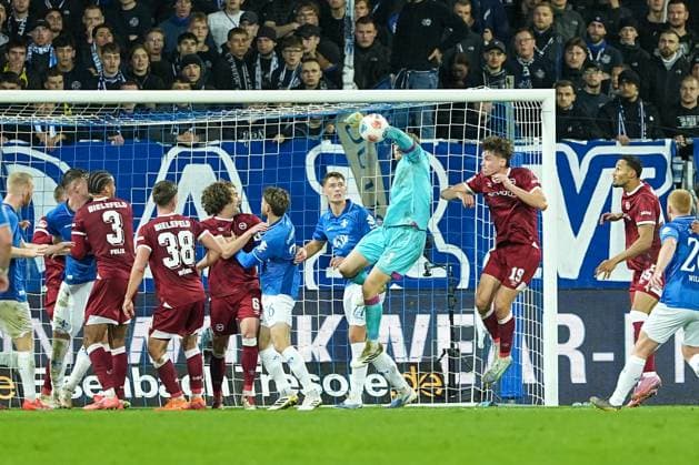 Fussball: 2. Bundesliga, 11. Spieltag, SV Darmstadt 98 - Arminia Bielefeld am 01.11.2025 in Darmstadt (Merck-Stadion am Böllenfalltor), Deutschland, Saison 2025 2026 DFL REGULATIONS PROHIBIT ANY USE OF PHOTOGRAPHS AS IMAGE SEQUENCES AND OR QUASI VIDEO: Jonas Kersken (1, DSC) faustet den Ball aus dem Strafraum. Darmstadt Merck-Stadion am Böllenfalltor Deutschland