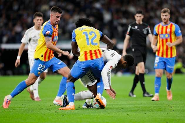 LA LIGA EA Sports - Real Madrid vs Valencia MADRID, SPAIN - November 1:Jude Bellingham of Real Madrid and Thierry Correia of Valencia fight for the ball during the La Liga 2025 26 match between Real Madrid and Valencia at Santiago Bernabeu Stadium. (Photo by Guille Martinez f22photo) Madrid Santiago Bernabeu Stadium Spain Copyright: xGuillermoxMartinezx