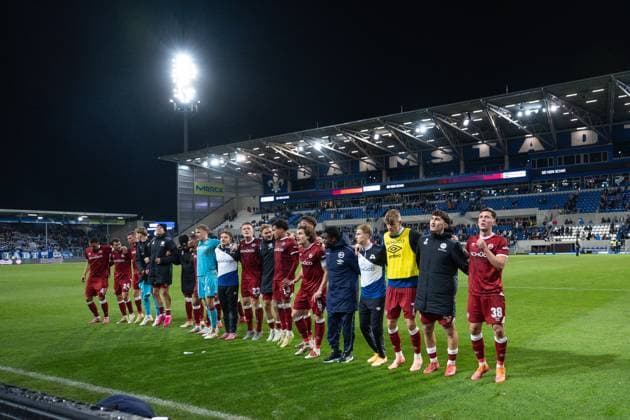 01.11.2025, Fussball, 2. Bundesliga, 11. Spieltag Saison 2025 2026, SV Darmstadt 98 - DSC Arminia Bielefeld, Die Spieler von DSC Arminia Bielefeld feiern das Unentschieden mit den Fans, xRHR-FOTO TKx