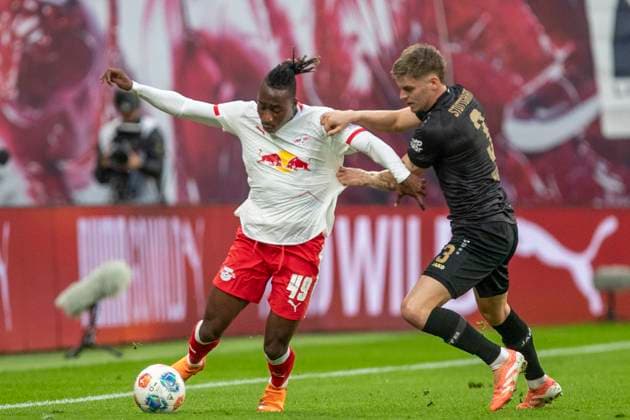 GER, Leipzig, Fußball, DFL Bundesliga, 9. Spieltag, RB Leipzig vs. VFB Stuttgart im Bild v.l.: Yan Diomande (RB Leipzig 49), Ramon Hendriks (VFB Stuttgart 03), Zweikampf 01.11.2025, Red-Bull Arena Leipzig DFL DFB REGULATIONS PROHIBIT ANY USE OF PHOTOGRAPHS AS IMAGE SEQUENCES AND OR QUASI-VIDEO, Copyright: HMBxMedia PaulxFritz