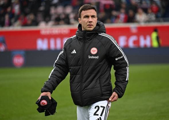 01.11.2025, xjhx, Fussball 1.Bundesliga, 1.FC Heidenheim - Eintracht Frankfurt v.l. Mario Götze Goetze (Eintracht Frankfurt) (DFL DFB REGULATIONS PROHIBIT ANY USE OF PHOTOGRAPHS as IMAGE SEQUENCES and or QUASI-VIDEO) Heidenheim *** 01 11 2025, xjhx, Soccer 1 Bundesliga, 1 FC Heidenheim Eintracht Frankfurt v l Mario Götze Goetze Eintracht Frankfurt DFL DFB REGULATIONS PROHIBIT ANY USE OF PHOTOGRAPHS as IMAGE SEQUENCES and or QUASI VIDEO Heidenheim